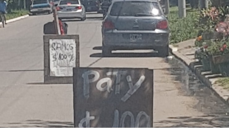 Denuncian que vendedores colocan carteles en medio de la calle